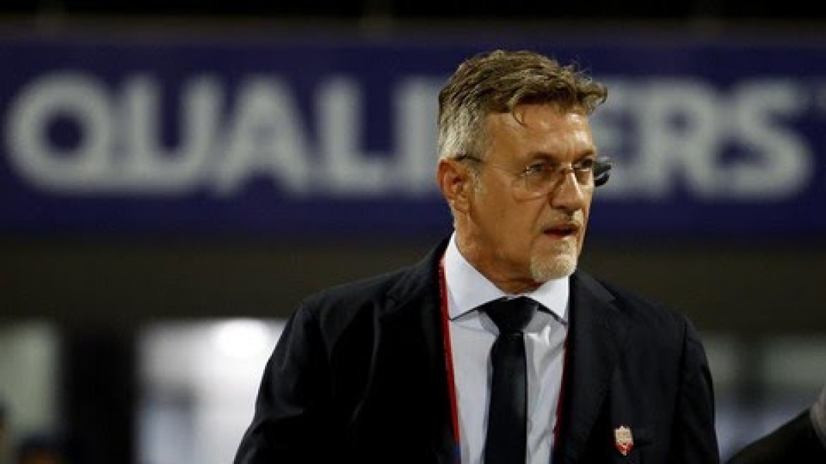 Pelatih Bahrain Dragan Talajic minta maaf kepada fans usai dibantai Jepang. Sumber (REUTERS/Hamad I Mohammed)