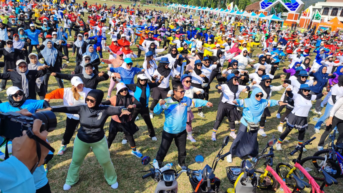 Agus Masykur bersama ribuan warga ikuti Senam Subang Bugar 2024 di Alun-alun, Sabtu (21/9).