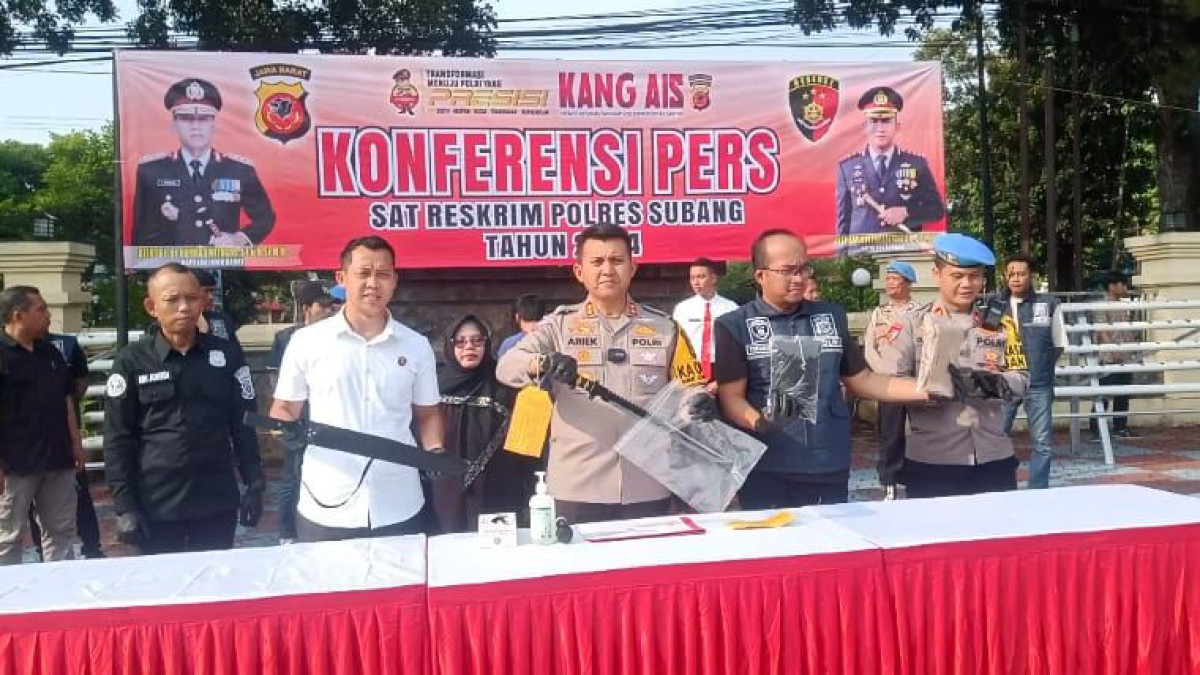 Kapolres Subang AKBP Ariek Indra Sentanu saat memperlihatkan barang bukti yang digunakan pelaku untuk mencelakai korban.