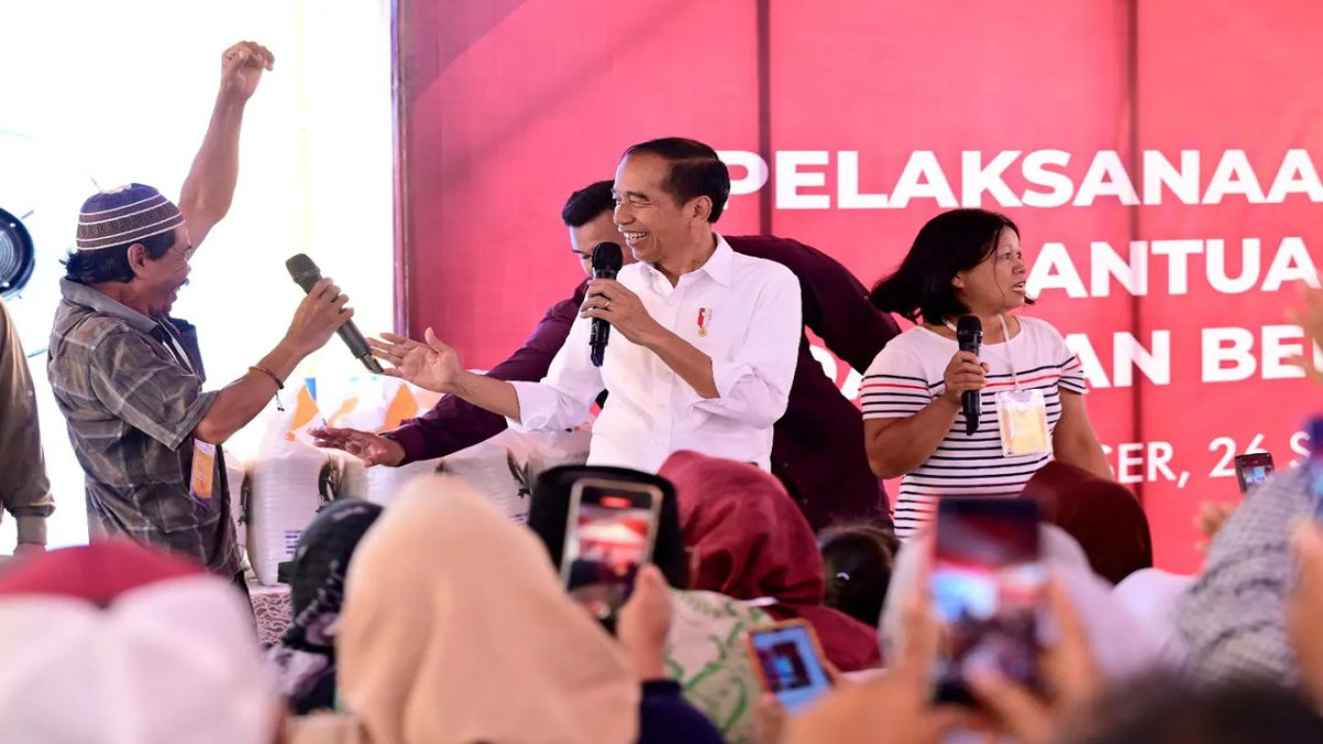 Presiden Jokowi Tinjau Ketersediaan Beras dan Serahkan Bantuan Pangan di Tanah Grogot