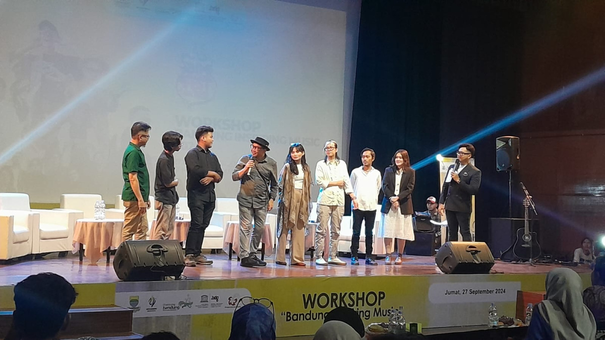 Musisi dan tokoh literasi nasional Ferry Curtis (tengah bertopi) bersama Dany Java Jive (kiri) dan musisi muda Kota Bandung hadir sebagai narasumber pada workshop bertajuk Bandung Inspiring Music di D'Majestic, Braga, Kota Bandung.