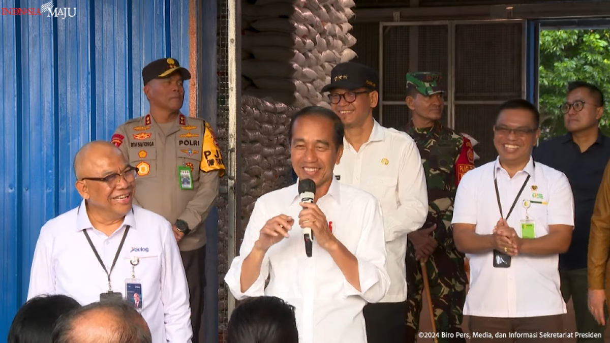 Presiden Jokowi Tinjau Penyaluran Beras di Gudang Bulog Kampung Baru, Sumba Barat