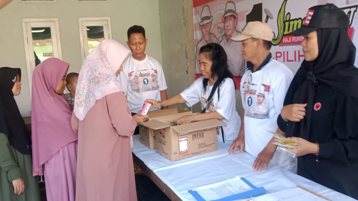 Partai Kebangkitan Nusantara (PKN) Subang menggelar program kesehatan berupa pemberian multivitamin kepada warga RW 21, Kelurahan Cigadung, Kabupaten Subang, Kamis (3/10).