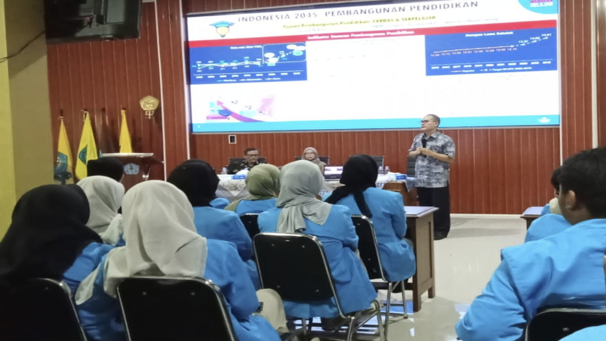 Tatang Muttaqin S.Sos., M.Ed., Ph.D menjadi narasumber dalam Seminar Strategi Pengembangan Talenta Mahasiswa Menuju Indonesia Emas 2045 di Ruang Auditorium, Sabtu (5/10).