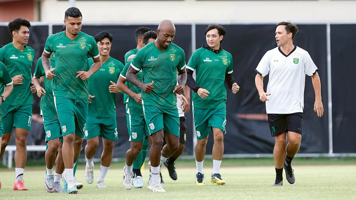 Paul Munster (kanan), pelatih baru Persebaya, saat kali pertama memimpin saat latihan di lapangan THOR, Surabaya (4/1). Sumber (ANGGER BONDAN/JAWA POS)