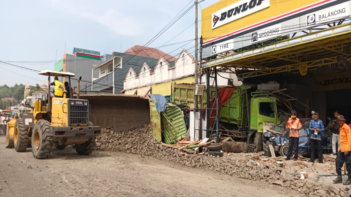 Dua Truk Pengangkut Batu ke Proyek Tol Akses Patimban Kecelakaan di Subang