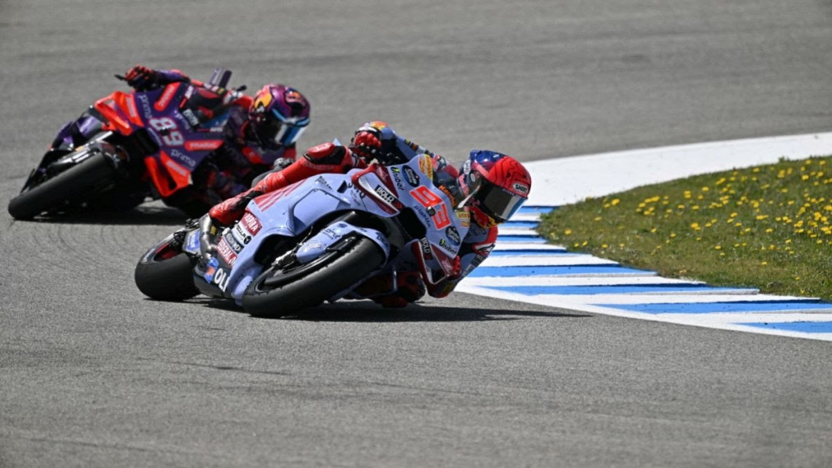 Marc Marquez (depan) dan Jorge Martin. Foto: Jorge Guerrero/AFP