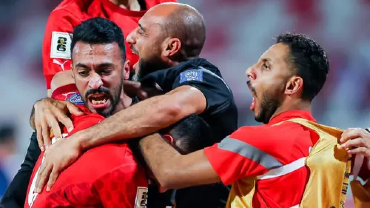 memasuki menit akhir pertandingan, wasit Ahmed Al Kaf asal Oman tak meniup peluit panjang meski 6 menit tambahan waktu telah berakhir. (Instagram Timnas Bahrain)