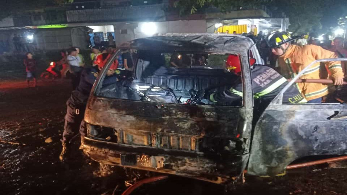 Tim Damkar Subang saat memadamkan api yang membakar mobil pickup di depan Terminal Subang.