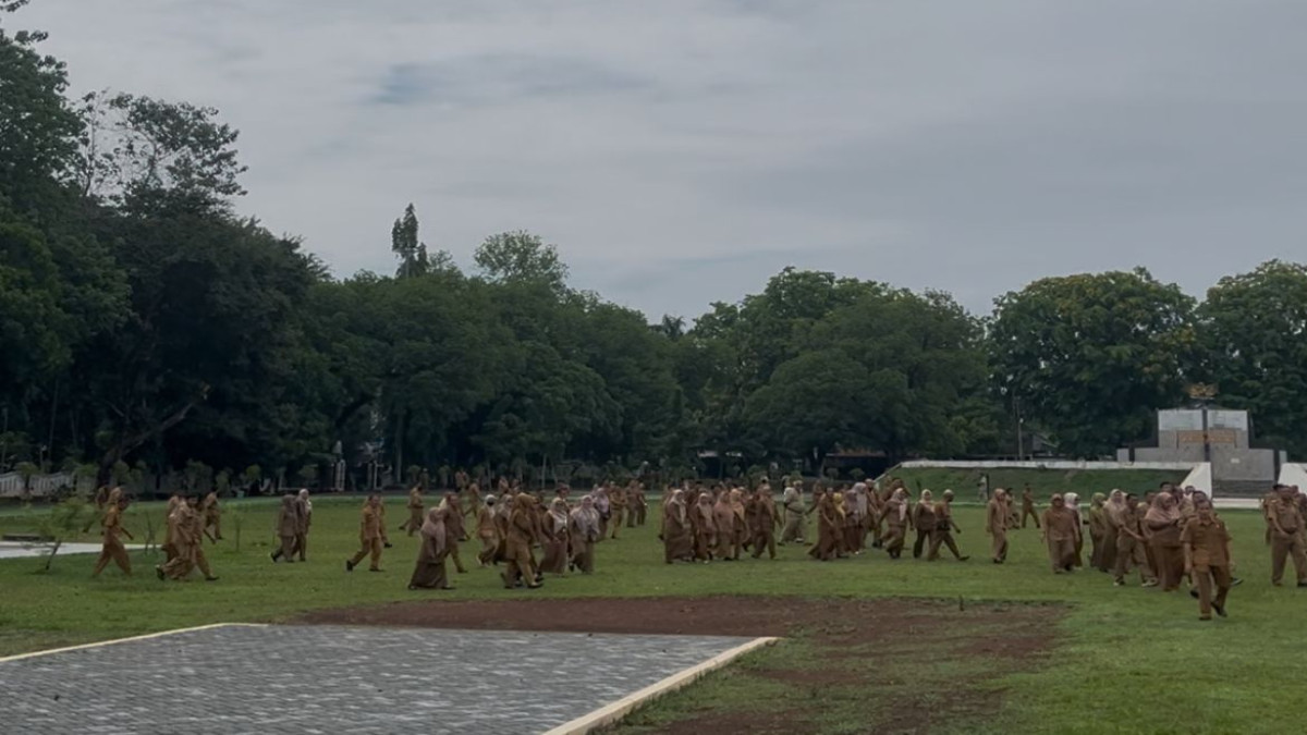 Para ASN dan Kades berbondong-bondong membubarkan diri setelah apel besar sebelum ada intruksi dari Pj Bupati.