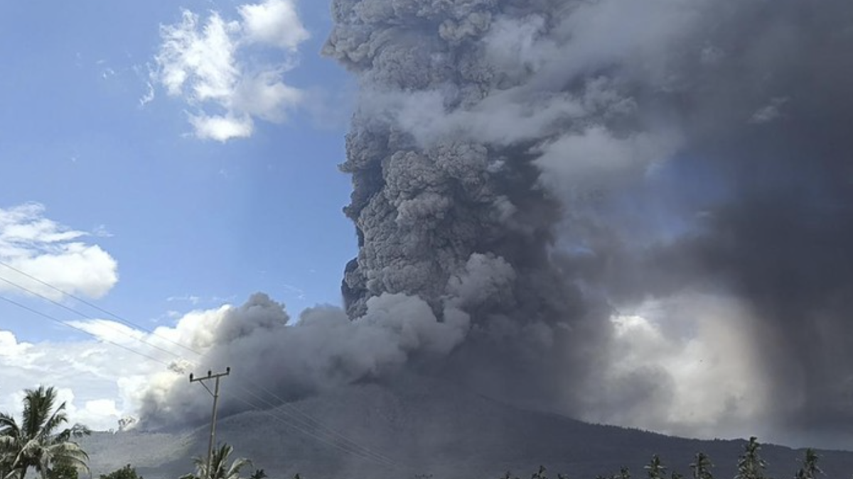 Debu Vulkanik Akibat Erupsi Gunung Lewotobi Laki-laki di NTT Sudah Sampai ke Lombok