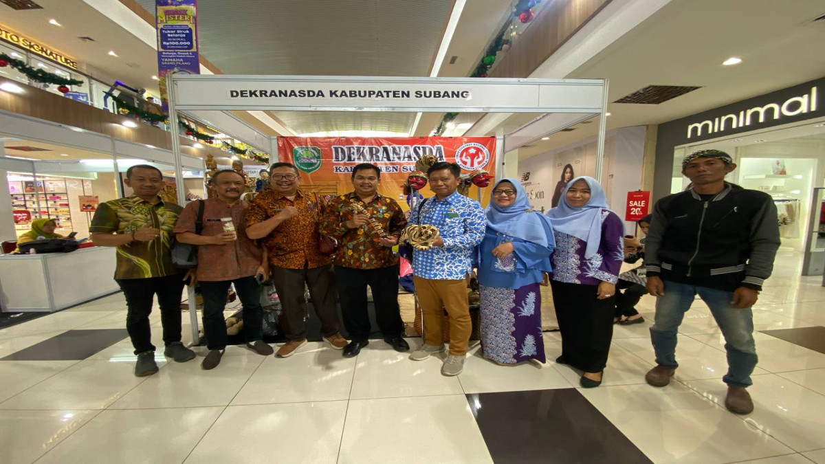 Songket Sieup Serat Nanas Subang Menjadi Produk Unggulan Dekranasda Kabupaten Subang di Acara Pameran Bandung Indovest & Iptex 2024