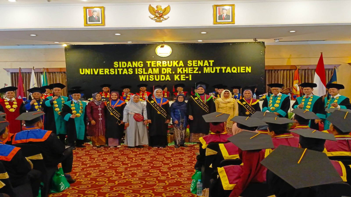 Wisuda Ke-1, Rektor dan Ketua Senat Unismu Ingatkan Tentang Etika