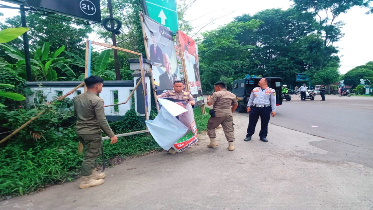 Tertibkan Alat Peraga Kampanye, Saat Masa Tenang Pilkada Subang