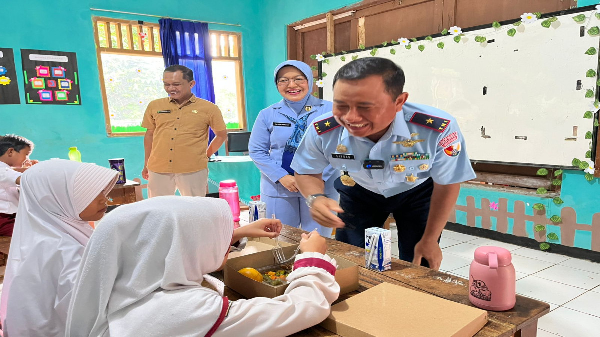 TNI AU Uji Coba Program Makan Siang Bergizi di Sekolah Kawasan Lanud Suryadarma