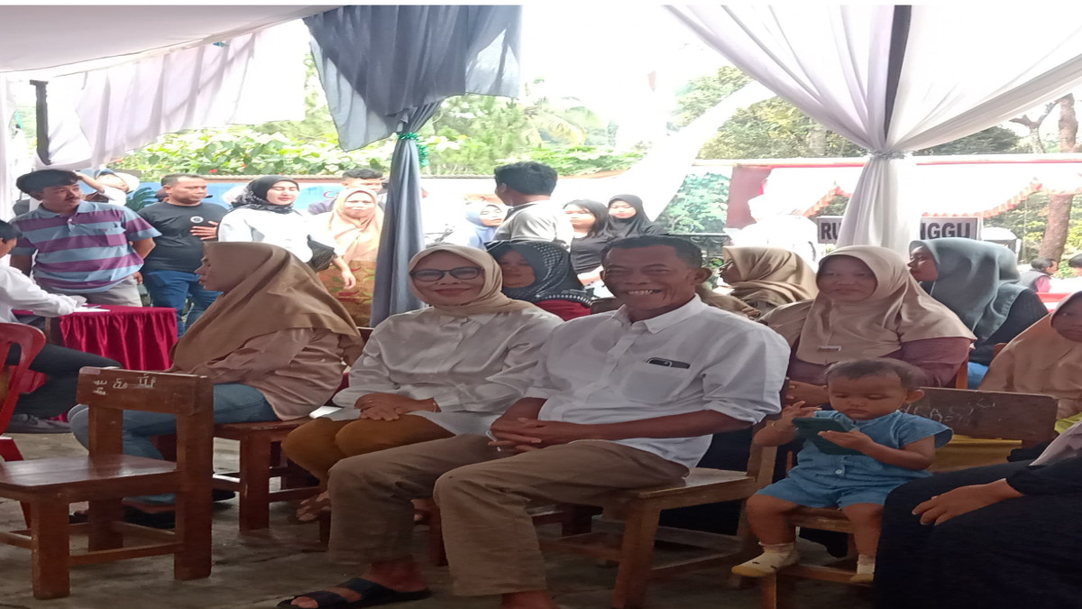 Kompak Pake Baju Putih H.Ruhimat dan Mimih Ikut Nyoblos di TPS 01 Cintamekar