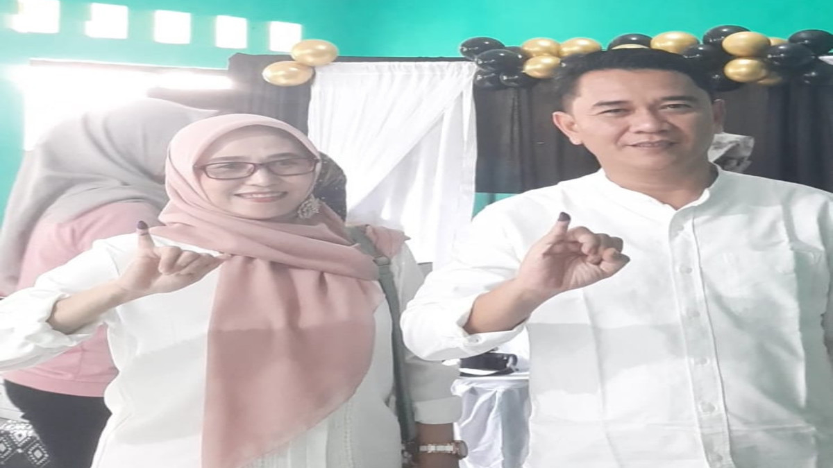 ARD Didampingi Istri Nyoblos di TPS 10 Kelurahan Soklat, Yakin Target Perolehan Suara Tercapai