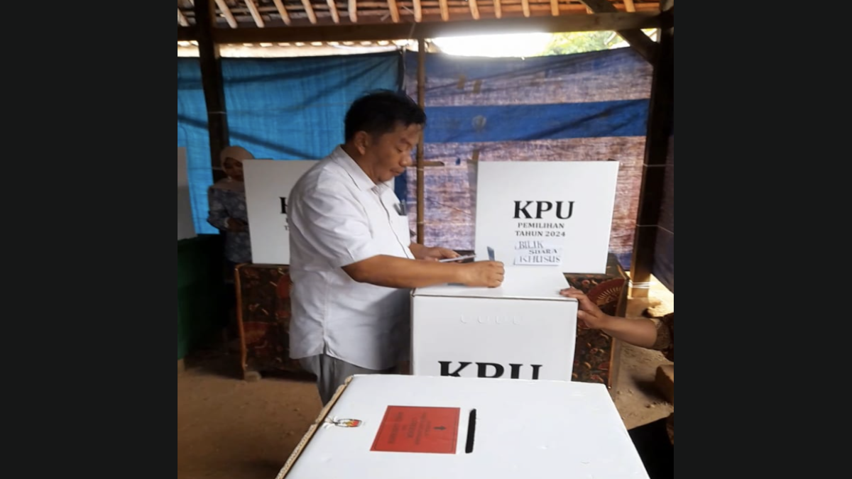Aceng Kudus Didampingi Isteri Tercinta nya Nyoblos di TPS 03 Kp. Cigayun Babakan Saltewi Desa Margahayu