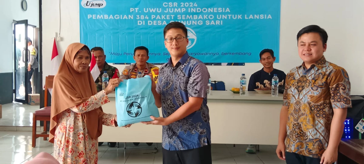 Direktur Utama PT Uwu Jump Indonesia Mr Stan memberikan paket sembako secara simbolis.