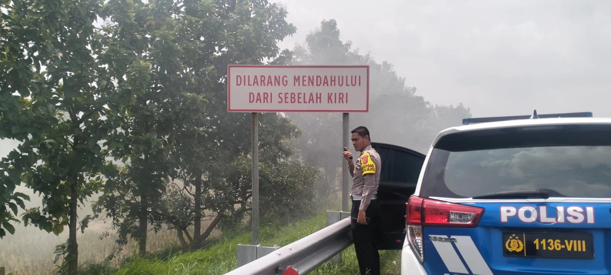 Kasat Lantas Polres Subang, AKP Undang Syarif saat monitoring lahan pesawahan yang sebabkan kepulan asap di ruas tol Cipali.