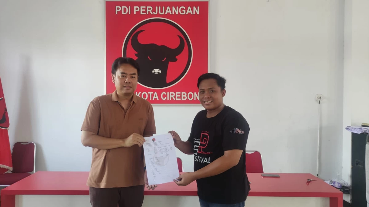 Bos media Suhendrik (kiri)daftar Walikota Cirebon dari PDIP. (Dedi Haryadi/Radarcirebon.com)