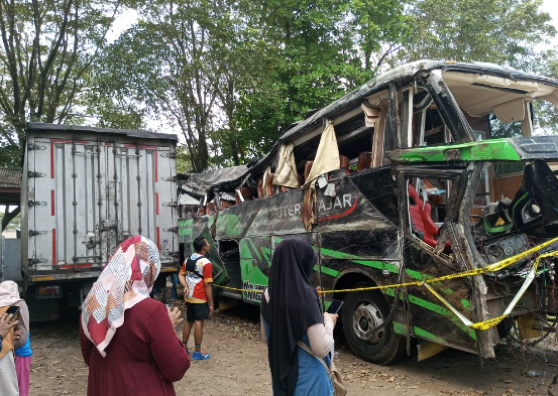 Bus Parawisata Rombongan SMK Lingga Kencana tampak Hancur setelah Diamankan di Terminal Subang