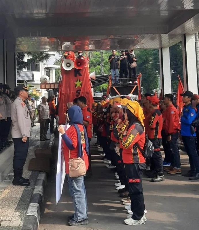 Aliansi Buruh Subang menggelar aksi Menolak PP 21 Tahun 2024 tentang Taper di depan Kantor DPRD pada Selasa (11/6).