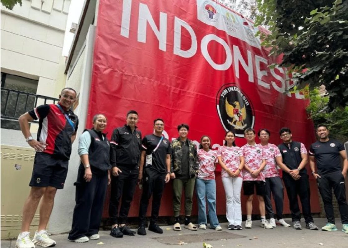 Para Relawan Olimpiade Paris 2024 Bersama Tim Indonesia Dan Atlet Indonesia. (Dokumentasi Tim Relawan)