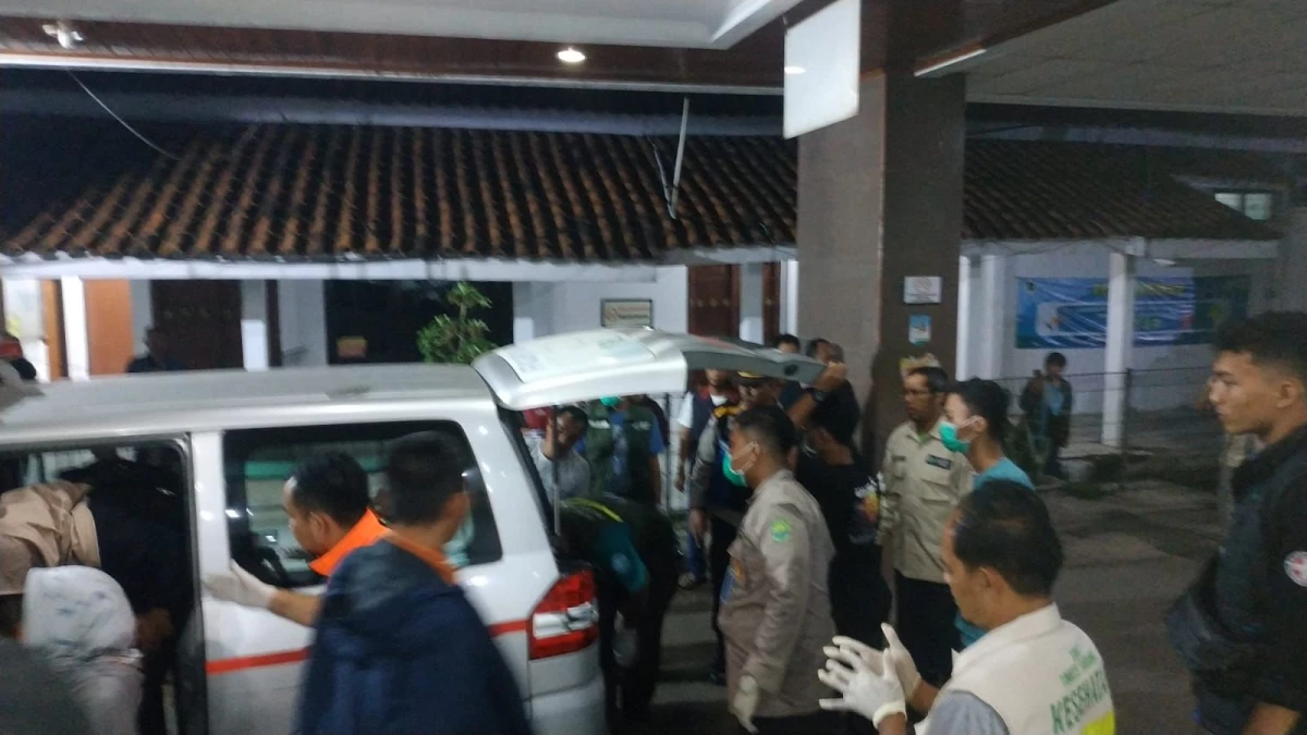 Dinkes Depok turut membantu mengerahkan ambulan membantu Dinkes Subang melakukan evakuasi korban kecelakaan bus di Ciater Subang, Sabtu (11/5). (Cindy Desita/Pasundan Ekspres)