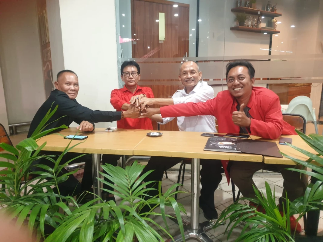 Ketiga bakal calon bupati Subang dari PDIP (Kosim, Narca Sukanda, dan Ating Rusnatim) bersama Ujang Yusup Zapet di sela-sela memenuhi undangan DPP PDIP.