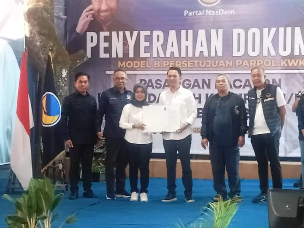 ARD-Lina Marliana saat menerima rekomendasi dari DPP NasDem untuk maju di Pilkada Subang.