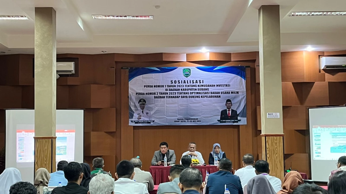 CINDY DESITA PUTRI/PASUNDNA EKSPRES.  Asda II Subang, Hidayat (tengah) saat menyampaikan sambutan pada sosialisasi peraturan daerah.