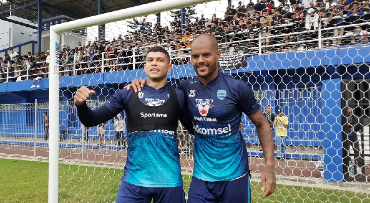 Persib Bandung Dua pemain Persib, Ciro Alves dan David da Silva. (Erwin Snaz/Bola.com)