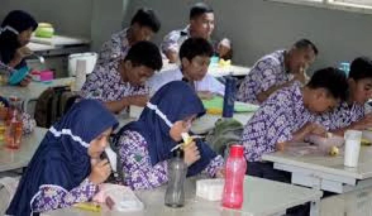 Kontroversi Apakah Benar Makan Siang Gratis dari Dana BOS? (Sumber Foto Media Indonesia)