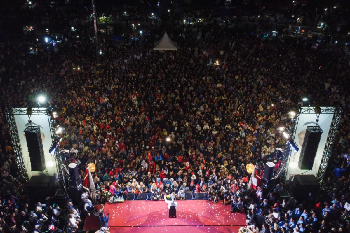 Kehadiran Cagub Jabar Kang Dedi Mulyadi (KDM) di Kota Bandung disambut puluhan ribu warga yang menghadiri acara KDM Menyapa Jawa Barat Istimewa di Lapangan Tegalega, Minggu 18 Agustus 2024 malam.