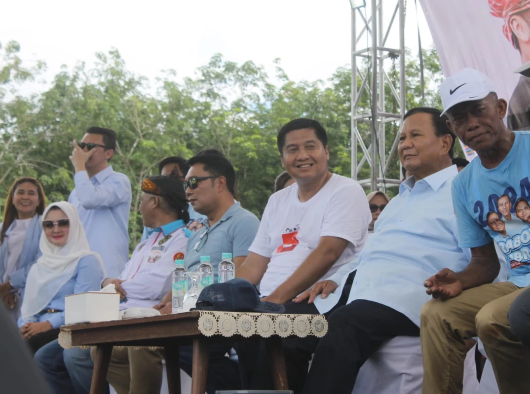 Prabowo Subianto diapit Maruarar Sirait dan Ruhimat dalam kampanye di Lapangan Desa Rawalele, Subang pada Sabtu (27/1) lalu. (Cindy Desita/Pasundan Ekspres)