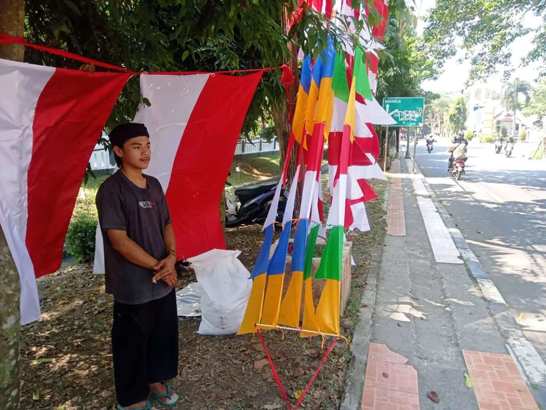 Penjual Bendera di Subang