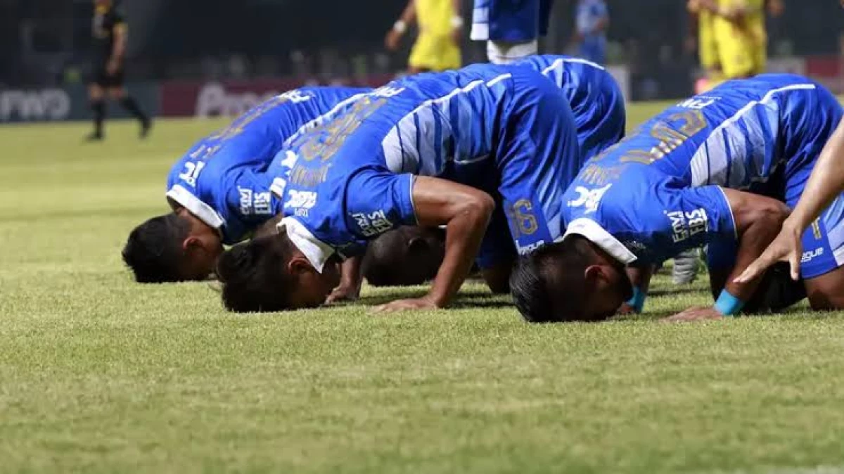 Selebrasi sujud para pemain Persib Bandung di final Piala Presiden sumber (Yoppy Renato/Liputan.com)