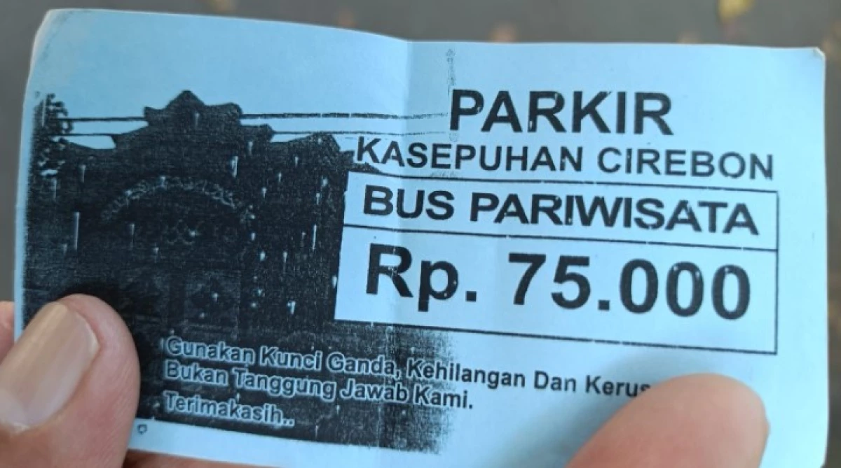Tarif Parkir di Kawasan Alun-alun Kasepuhan. (Sumber Gambar: Radar Cirebon)