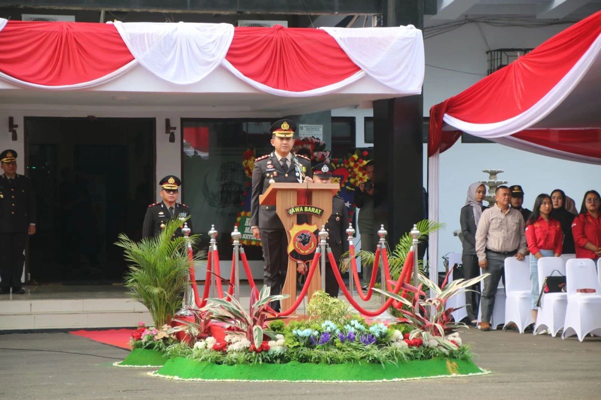 Kapolres Subang AKBP Ariek Indra Sentanu bertindak sebagai Inspektur Upacara dalam acara bertema "Hari Bhayangkara ke-78 Menuju Indonesia Emas".