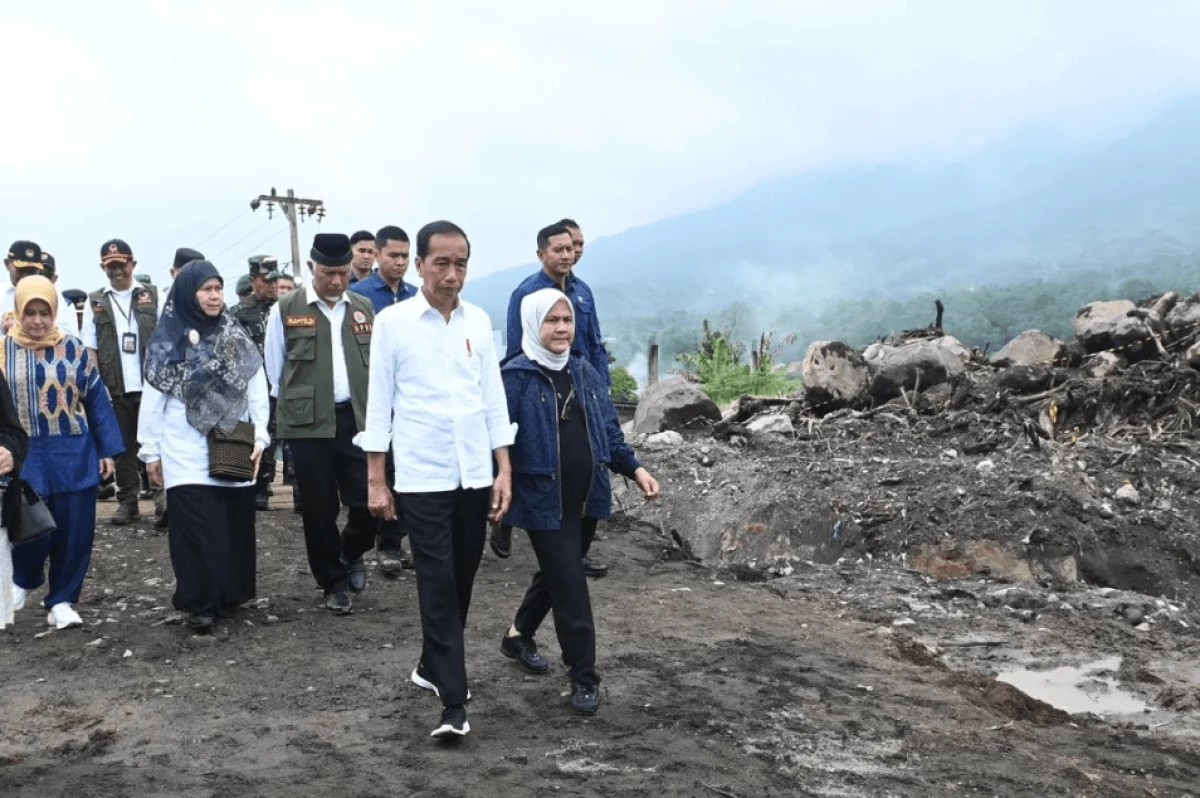 Presiden Jokowi dan Ibu Negara Tinjau Area Terdampak Longsor dan Banjir Bandang di Agam
