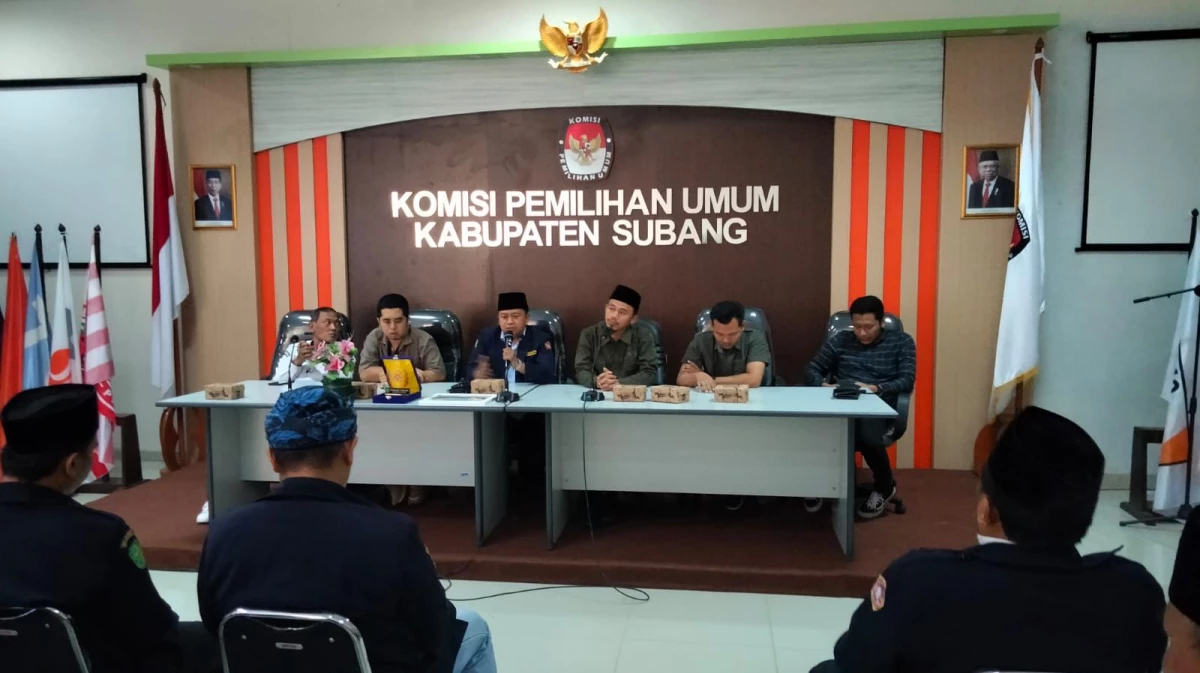 CINDY DESITA PUTRI/PASUNDAN EKSPRES.  Komisi Pemilihan Umum Kabupaten Subang saat melakukan rapat terkait pendafataran cabup dan cawabup di Pilkada 2024.