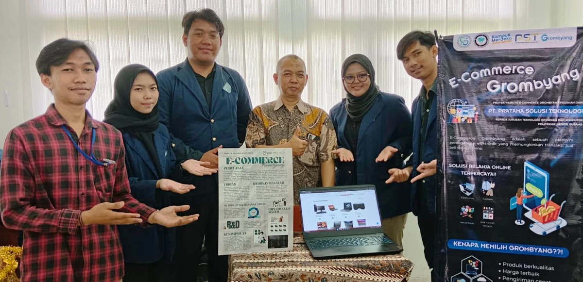 Direktur POLSUB, Oyok Yudiyanto ST MT bersama lima mahasiswa yang mengembangkan E-Commerce Grombyang.