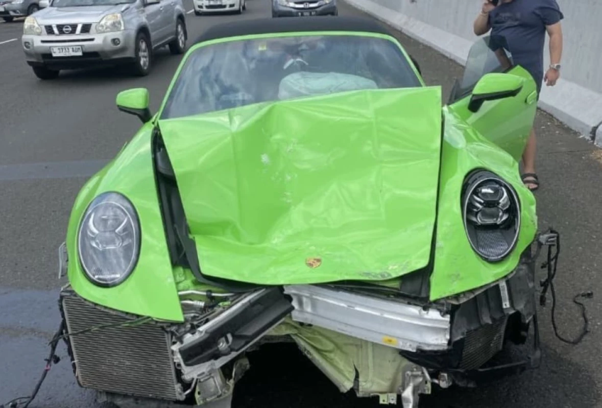 Berapa Harga Mobil Porsche yang Tabrak Grand Livina di Tol Kejapanan?