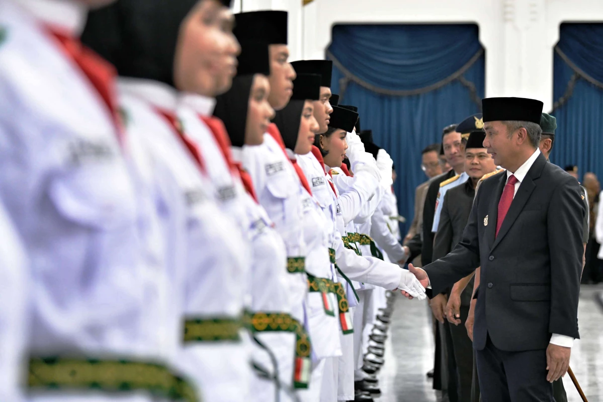 Bey Machmudin Kukuhkan 52 Paskibraka Jabar 2024