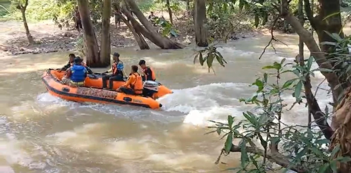 Tim SAR gabungan saat mencari Arsaka bocah 5 tahun yang hanyut terbawa arus sungai Cigadung.