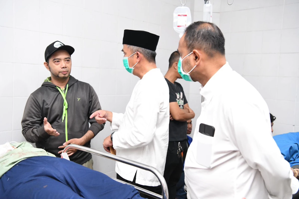 Penjabat Gubernur Jabar Bey Machmudin didampingi Pj Bupati Subang mengunjungi korban kecelakaan bus di RSUD Subang, Minggu dini hari (12/5).