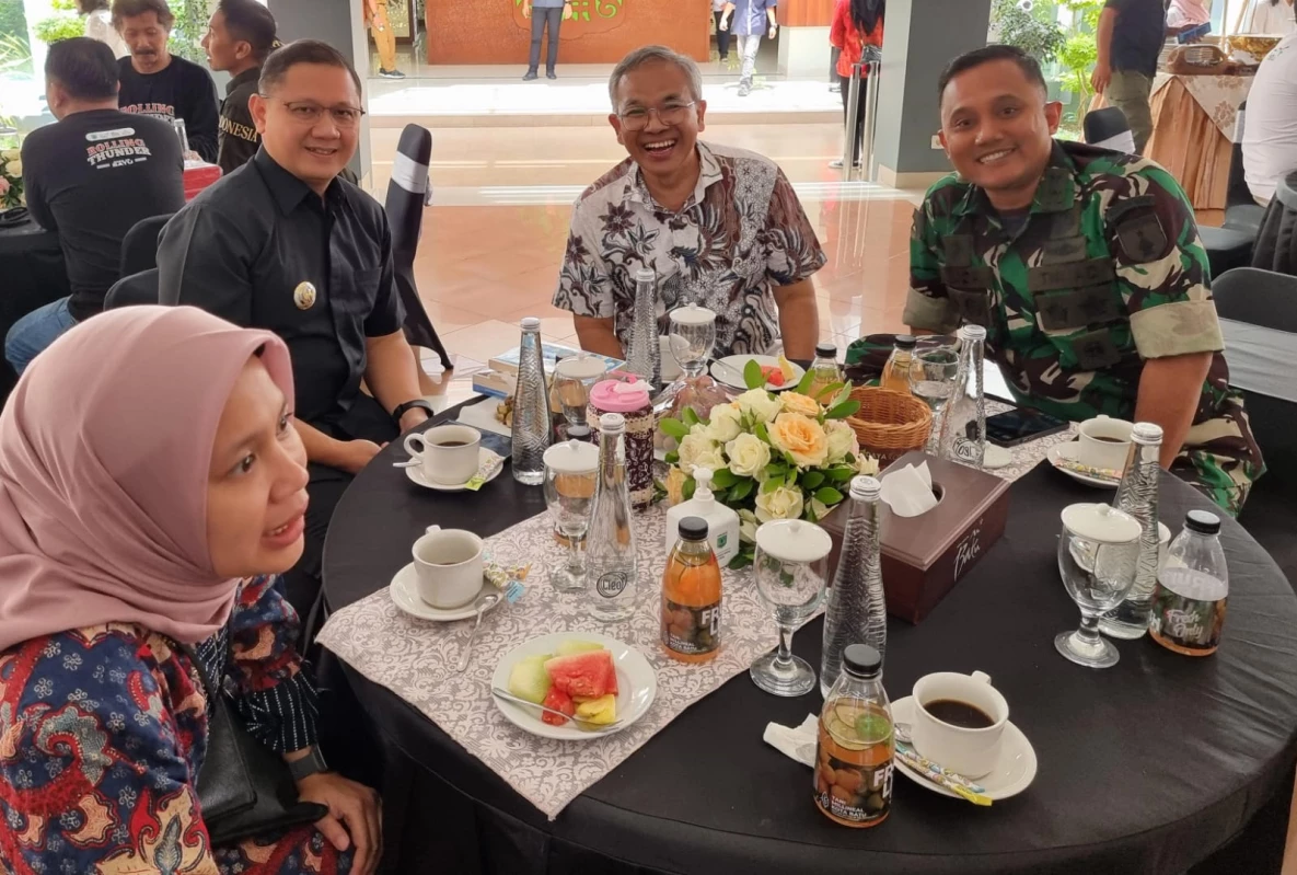 Pakar Komunikasi dan Motivator Nasional Dr Aqua Dwipayana saat Selasa 28 Mei 2024 pagi silaturahim ke Penjabat Wali Kota Batu yang juga Kepala Dinas Pendidikan Provinsi Jawa Timur (Jatim) Dr Aries Agung Paewai.