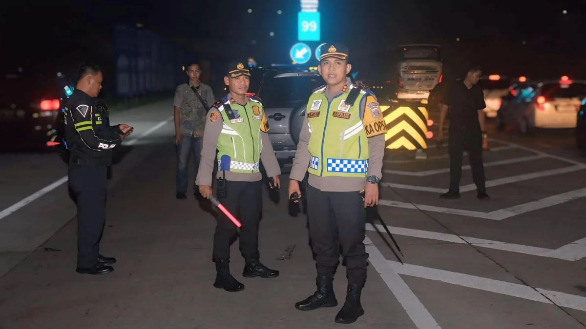 Jajaran Kepolisian Resor Subang bersama Kodim 0605/Subang saat melakukan monitoring one way di ruas jalan tol pada dini hari.