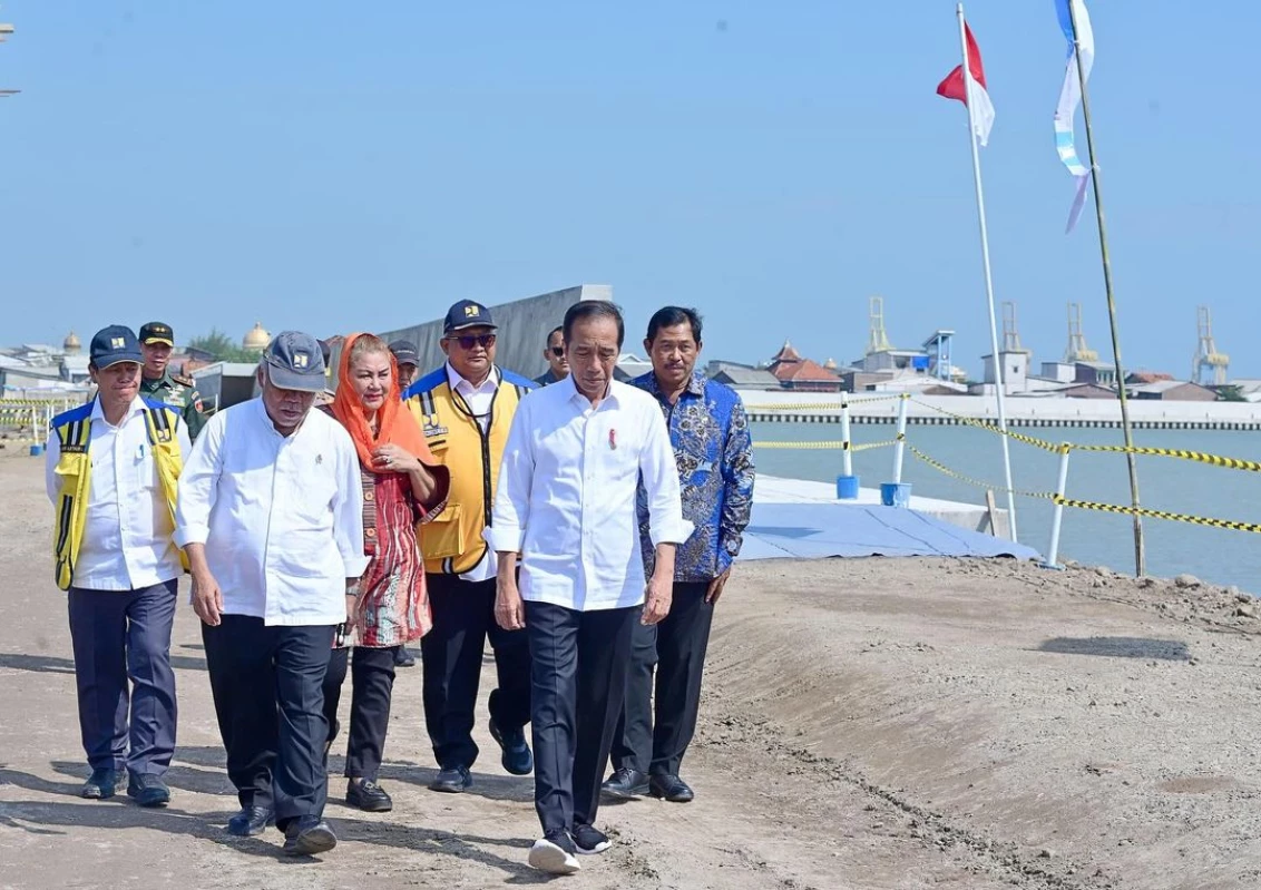 Presiden Jokowi Tinjau Proyek Pengendalian Banjir Rob di Tambak Lorok Semarang